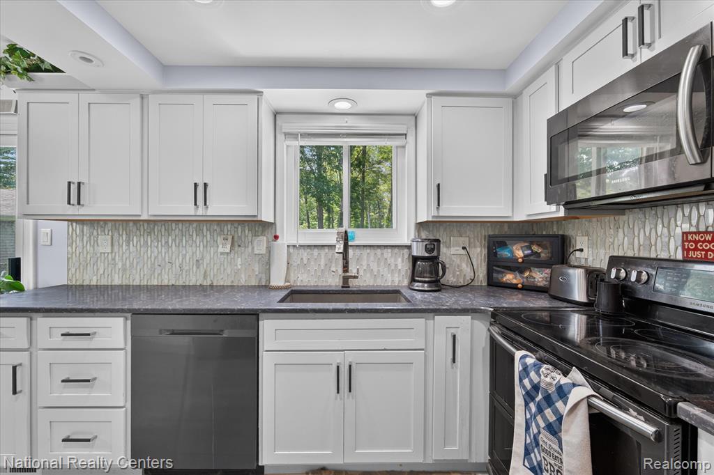 9472 Lakepointe Boulevard, Clay, MI 48001 — Photo 12