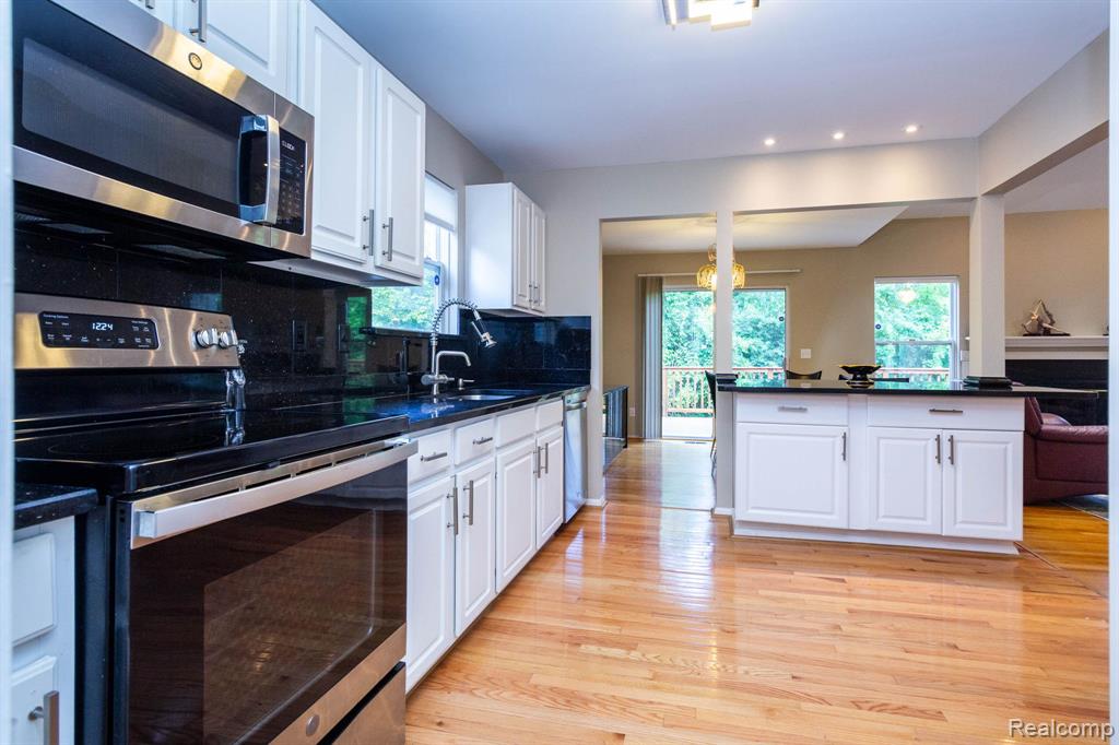 487 N Oak Drive, Commerce Twp, MI 48390 — Photo 15