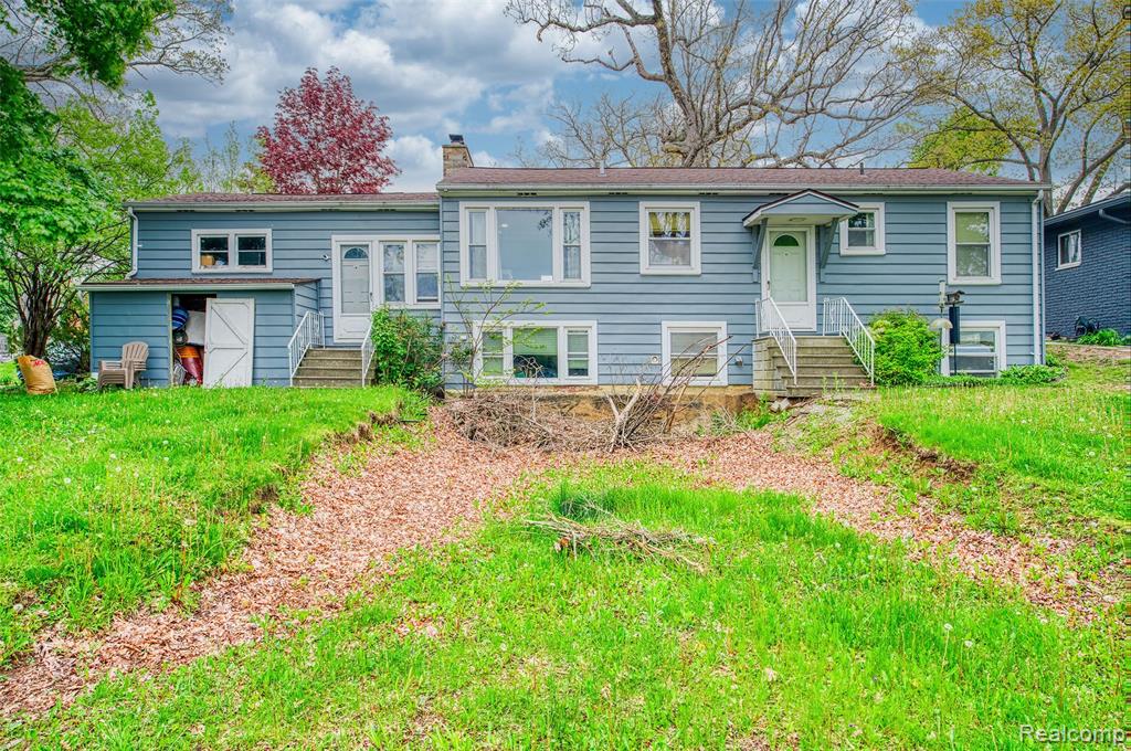 5985 Rowley Boulevard, Waterford, MI 48329 — front exterior