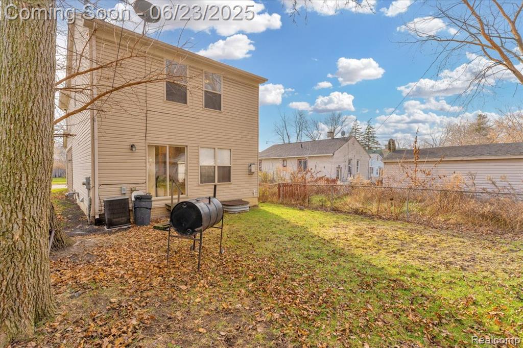 417 E BERNHARD Avenue, Hazel Park, MI 48030 — Photo 30