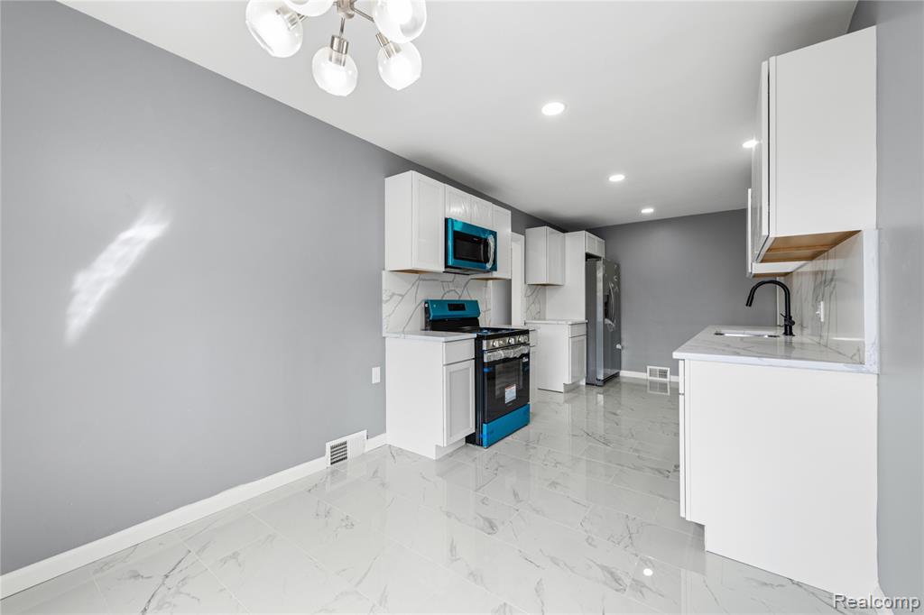 23701 Coyle Street, Oak Park, MI 48237 — Photo 11