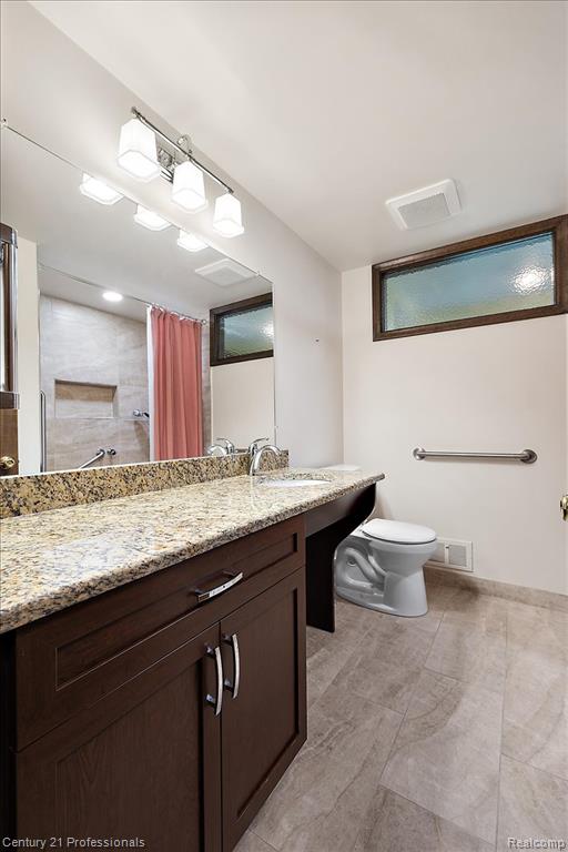 Full bathroom with a shower with curtain and vanity