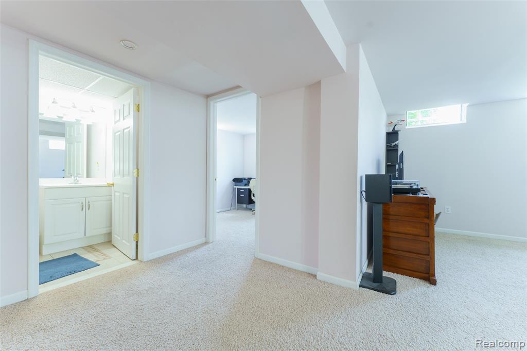 860 Friar Drive, Milford, MI 48381 — Photo 16