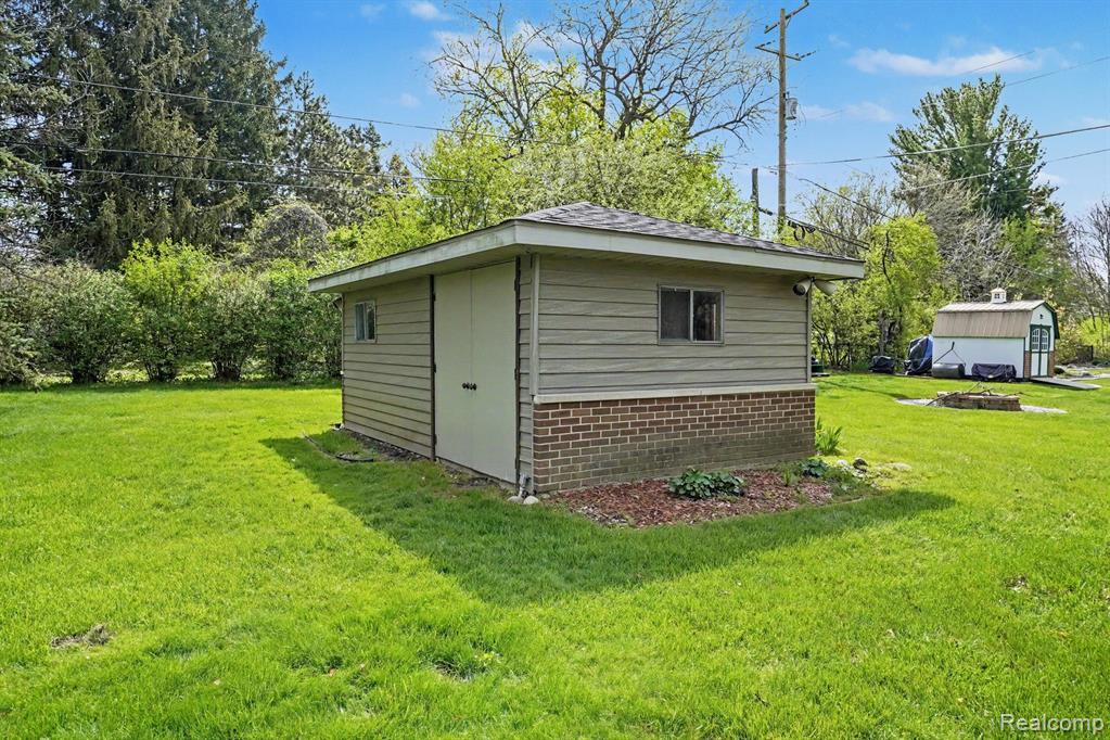 1226 Woodkrest Drive, Flint, MI 48532 — Photo 33