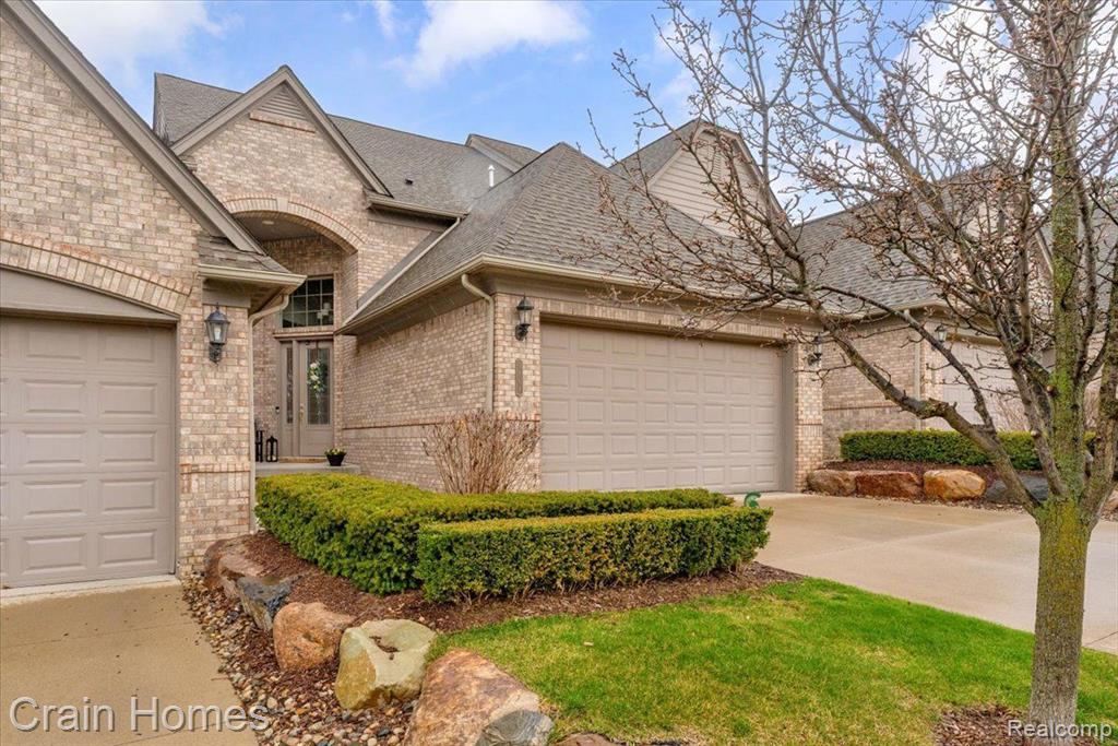 5808 KNOB HILL Circle, Clarkston, MI 48348 — Photo 2