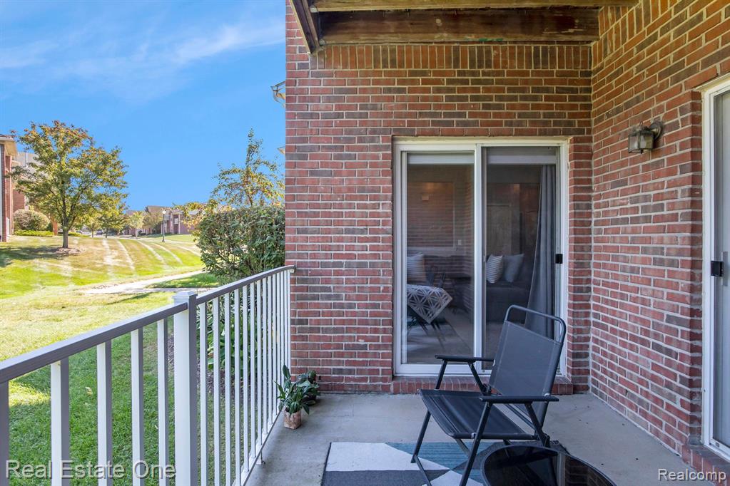 1948 FLAGSTONE Circle, Rochester, MI 48307 — Photo 23