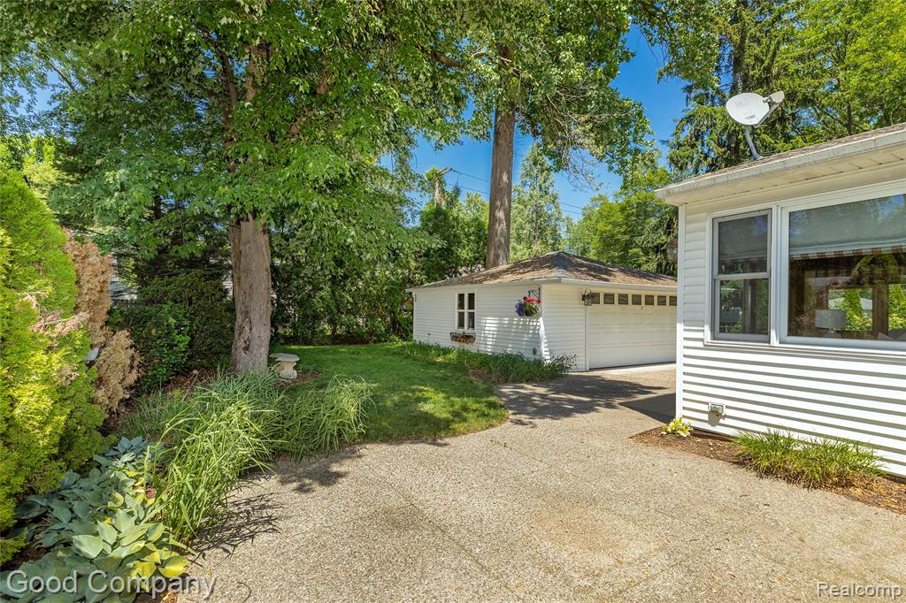802 Orchard View Drive, Royal Oak, MI 48073 — Photo 47