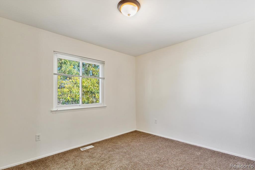 2897 ROUNDTREE Drive, Troy, MI 48083 — Photo 11