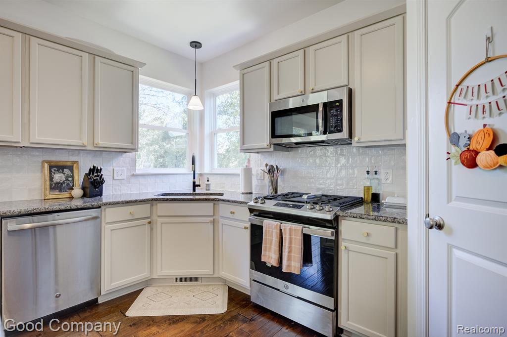 907 RIVERSTONE Court, Milford, MI 48381 — Photo 23