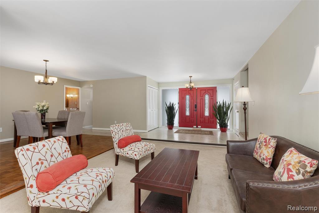 25376 Lyncastle Street, Farmington, MI, 48336