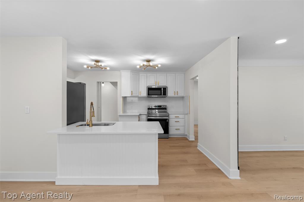 24300 Seneca Street, Oak Park, MI 48237 — Photo 16