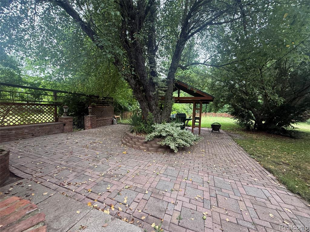 6715 Elizabeth Lake Road, Waterford, MI 48327 — Photo 26