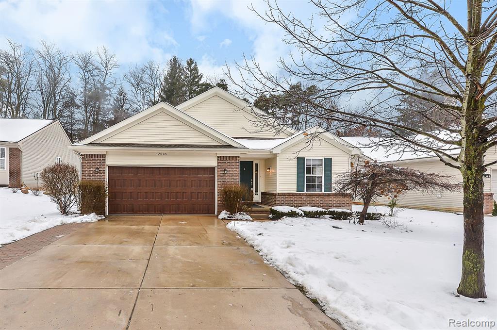 2578 SIGNATURE Circle, Pinckney, MI 48169 — front exterior