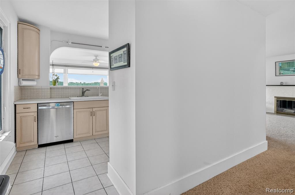 3961 Lakewood Drive, Waterford, MI 48329 — Photo 6