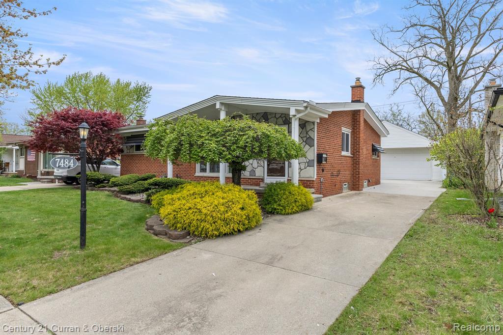 7484 N CHARLESWORTH Street, Dearborn Heights, MI 48127 — Photo 3