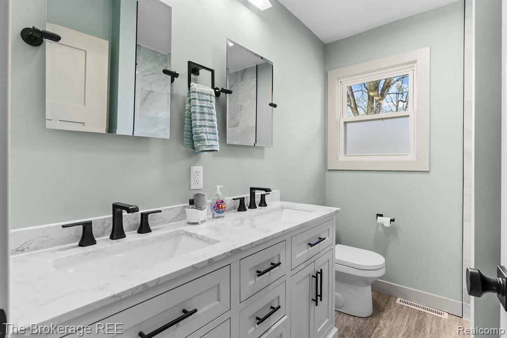 5857 BERKLEY Drive, Waterford, MI 48327 — Photo 15