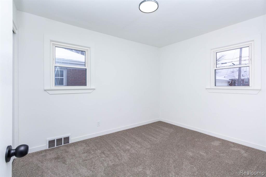18099 Oak Avenue, Eastpointe, MI 48021 — Photo 11