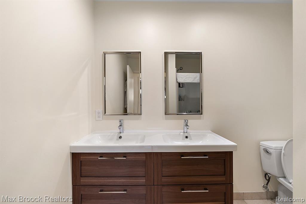 6606 VACHON Court, Bloomfield Hills, MI 48301 — Photo 20