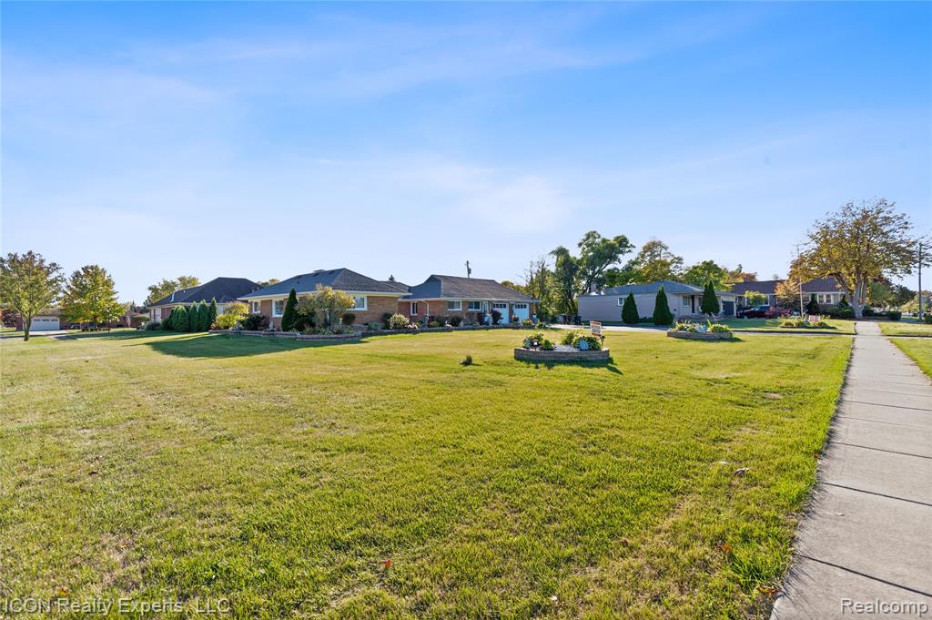 5072 15 Mile Road, Sterling Heights, MI 48310 — Photo 48