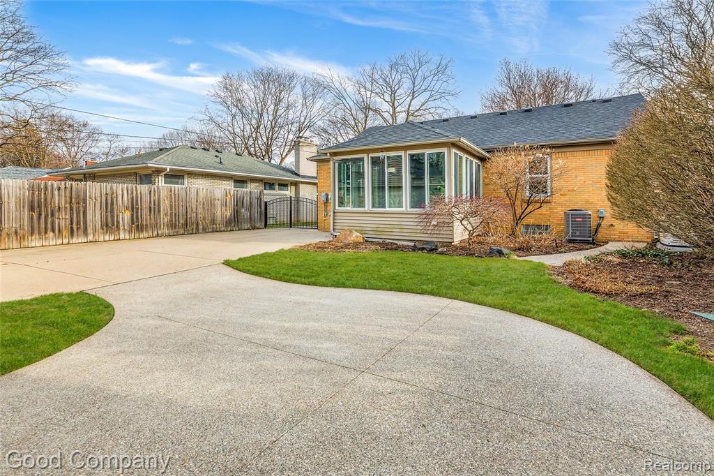 702 Orchard View Drive, Royal Oak, MI 48073 — Photo 36