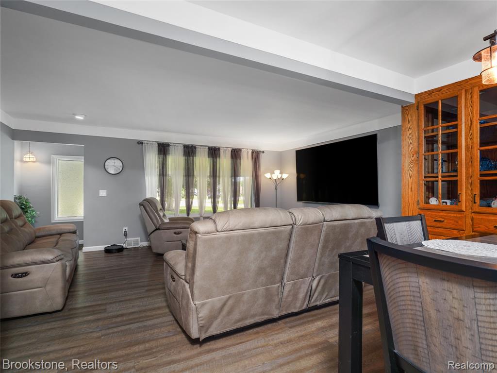 6042 Ravenswood Drive, Utica, MI 48316 — Photo 10