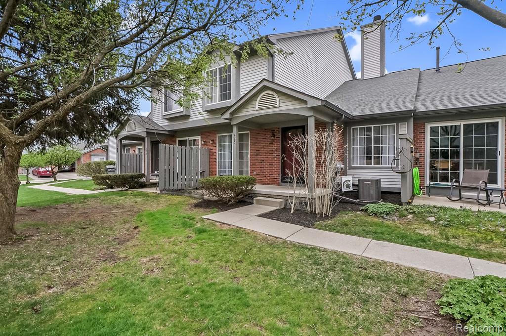 525 WINWOOD Circle, Walled Lake, MI 48390 — Photo 3