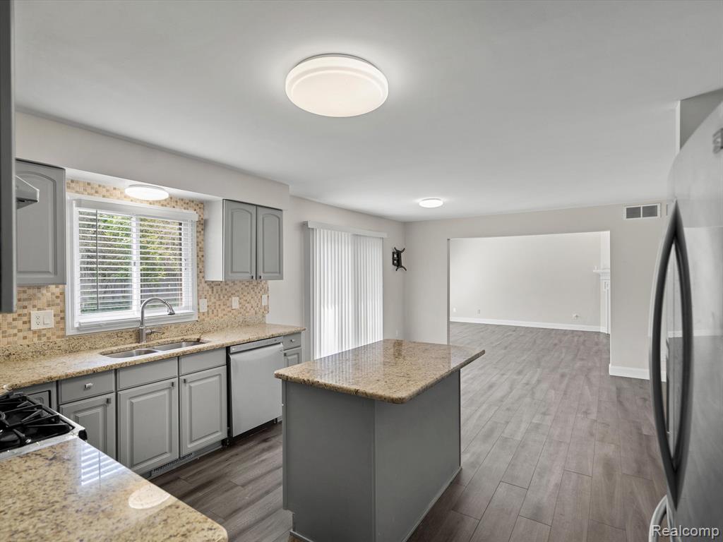 4979 SOMERTON Drive, Troy, MI 48085 — Photo 10