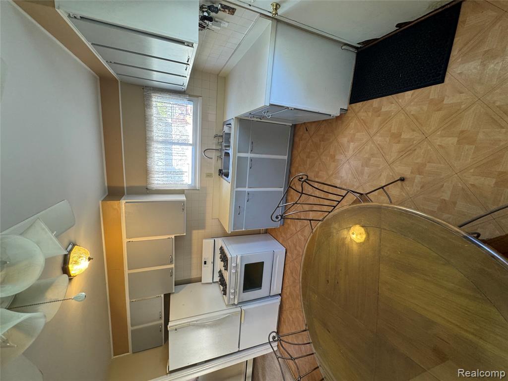 931 E Kalama Avenue, Madison Heights, MI 48071 — Photo 20