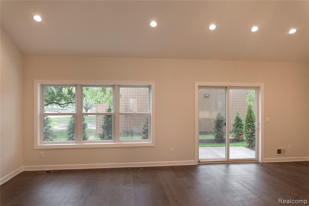 585 HERITAGE Pl, Saint Clair Shores, MI 48080 — Photo 10