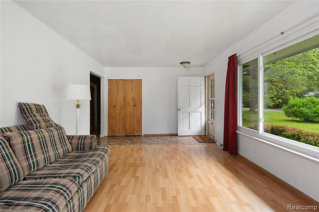 4327 Lancashire, Milford, MI 48380 — Photo 5