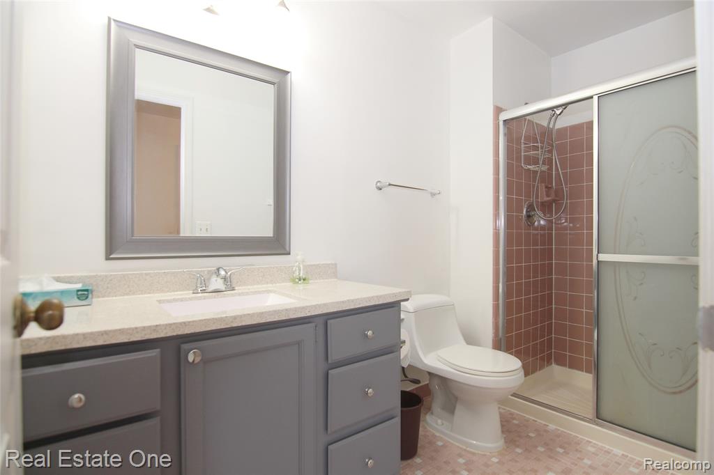 5590 GREENBRIAR Drive, West Bloomfield, MI — Photo 23