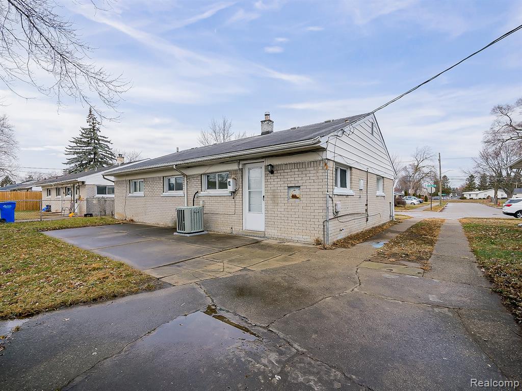 948 E Kalama Avenue, Madison Heights, MI 48071 — Photo 24