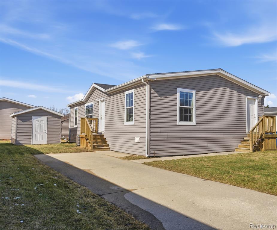 1935 Juneau Court, Hartland, MI 48353 — front exterior