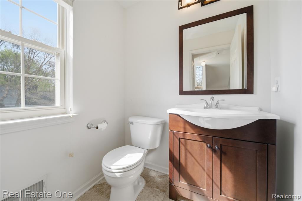 402 Old Pine Way, Walled Lake, MI 48390 — Photo 15