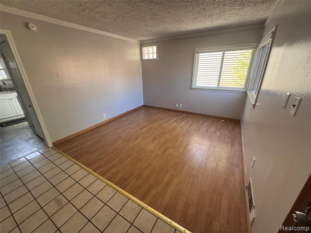 949 W FARNUM Avenue, Madison Heights, MI 48071 — Photo 2