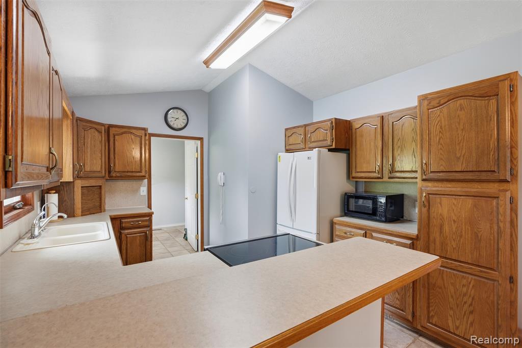 2482 Valley Lane Drive, Grand Blanc, MI 48439 — Photo 11