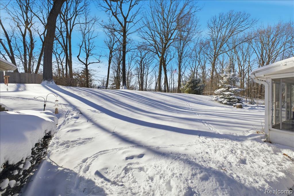 523 Tilmor Drive, Waterford, MI 48328 — Photo 34