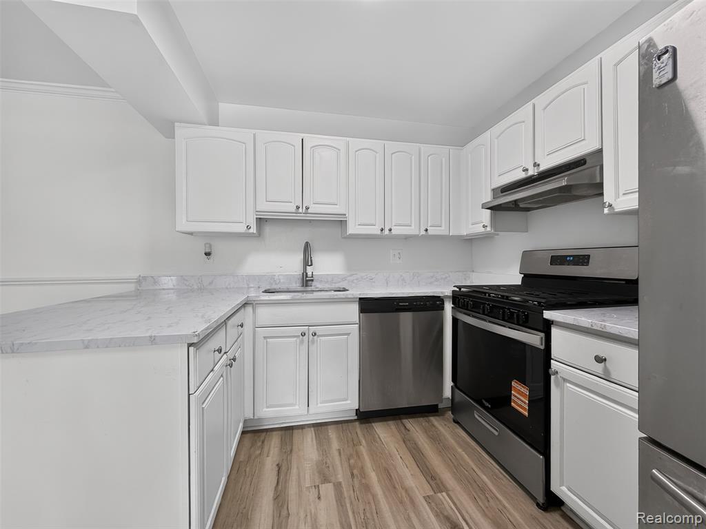 39613 Village Wood Lane, Novi, MI — Photo 10
