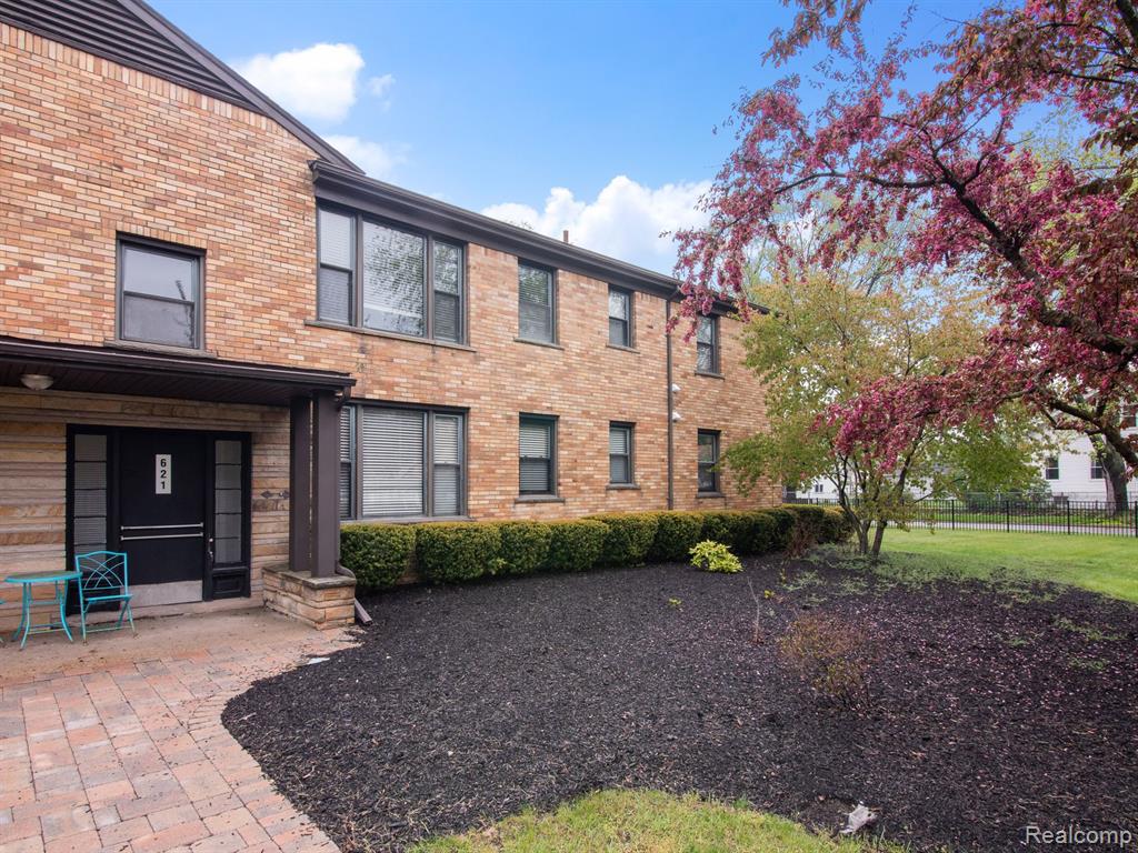 621 E Lincoln Avenue, Royal Oak, MI 48067 — Photo 2