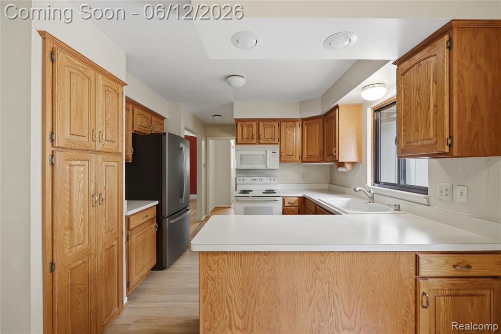 640 Longfellow Drive, Troy, MI 48085 — Photo 14