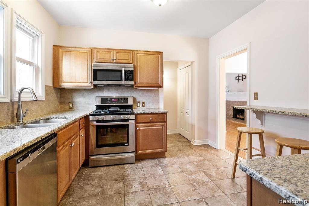 401 CATALPA Drive, Royal Oak, MI 48067 — Photo 6