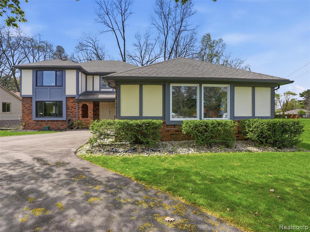 5800 Naneva Court, West Bloomfield, MI — Photo 3