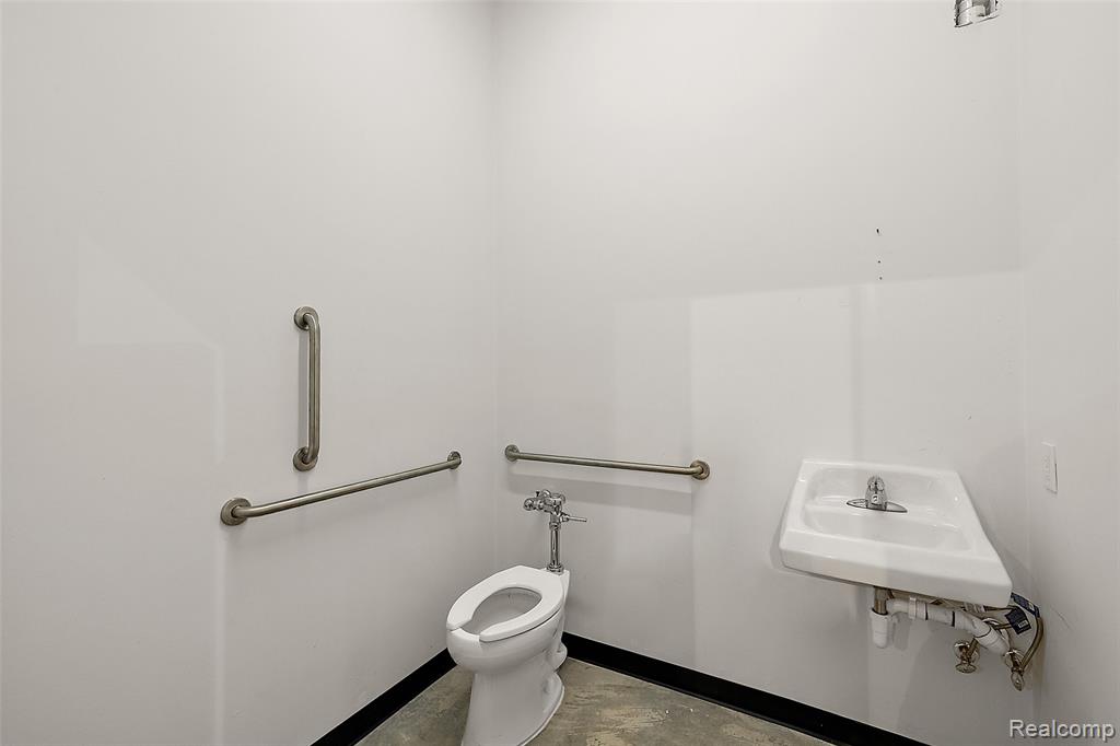7410 Kercheval Street, Detroit, MI 48214 — Photo 37