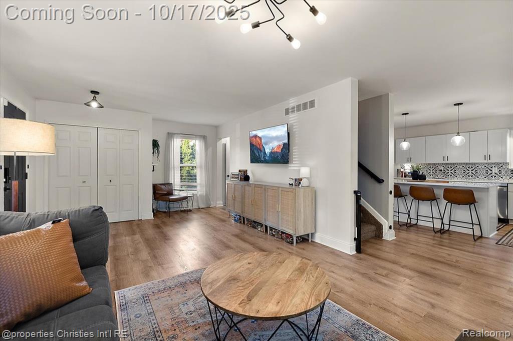 3076 Pridham Street, Keego Harbor, MI 48320 — Photo 12