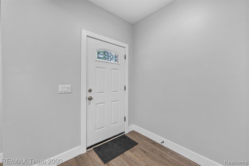 616 ENGLEWOOD Street, Detroit, MI 48202 — Photo 7