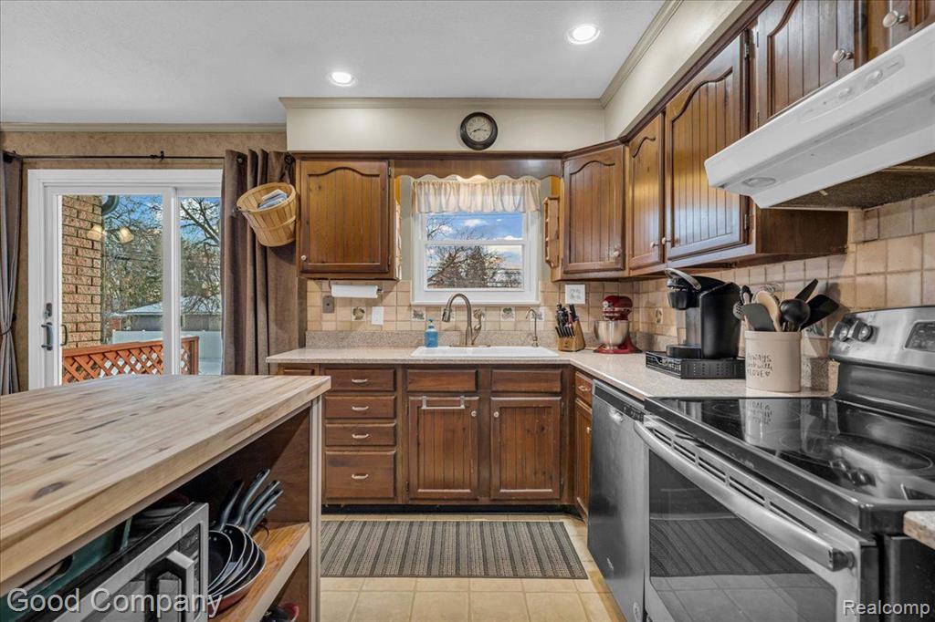 745 HOGARTH Avenue, Waterford, MI 48328 — Photo 9
