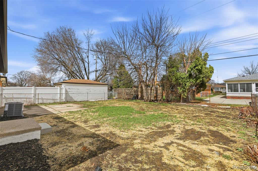 15230 Oakwood Drive, Oak Park, MI 48237 — Photo 41