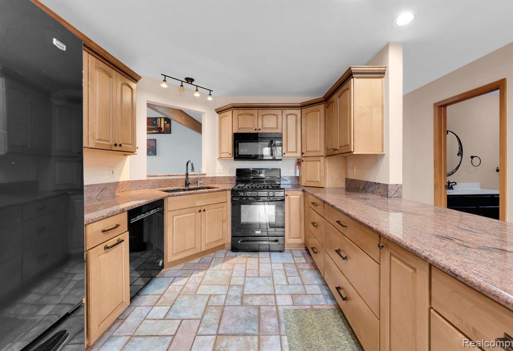 950 Hidden Valley Drive, Lake Orion, MI 48362 — Photo 19