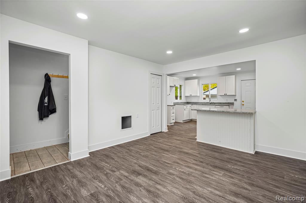 975 E Barrett Avenue, Madison Heights, MI 48071 — Photo 4