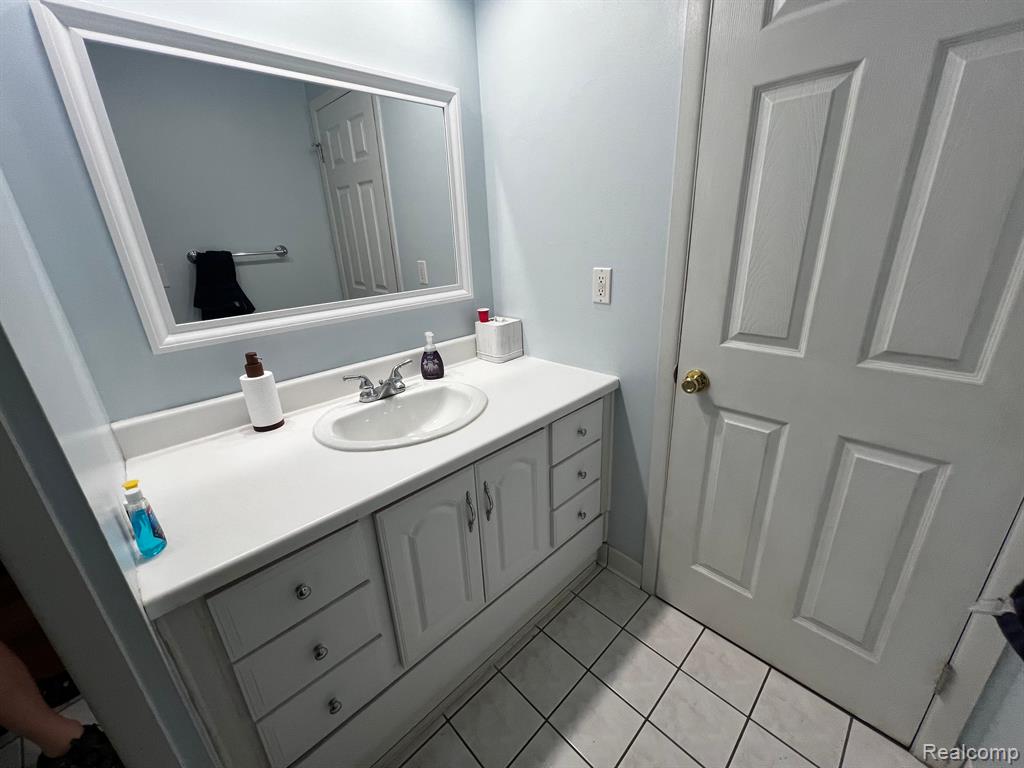 8514 HAMPSHIRE Drive, Sterling Heights, MI 48313 — Photo 27